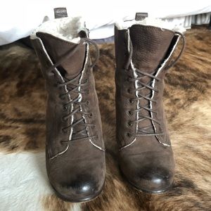 Boutique 9 Fur lined Brown Lace up Boots 6.5